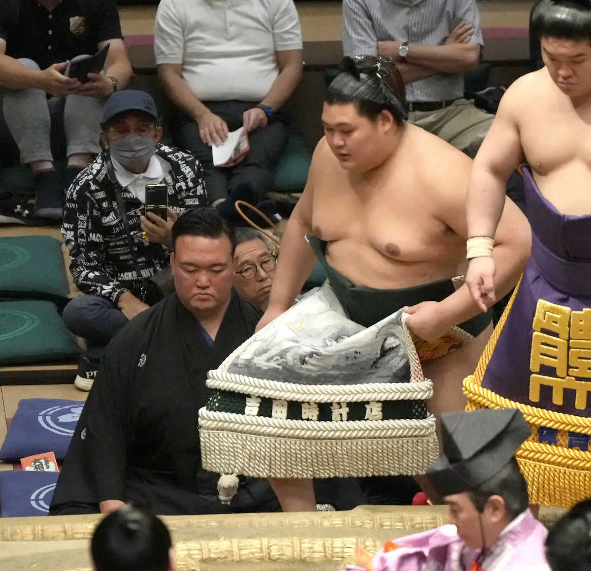 【大相撲】大の里　記録尽くめ4度目賜杯！戦後最速の横綱昇進確実　13日目V10年ぶり、日本出身貴以来29年ぶり